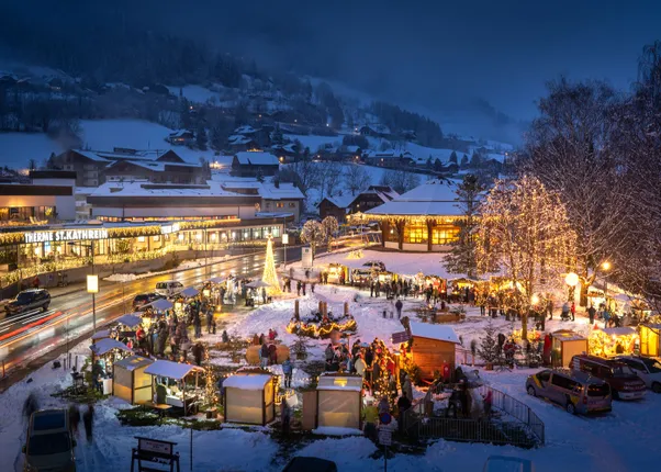 Genießen Sie den Weihnachtsmarkt, glänzende Lichter